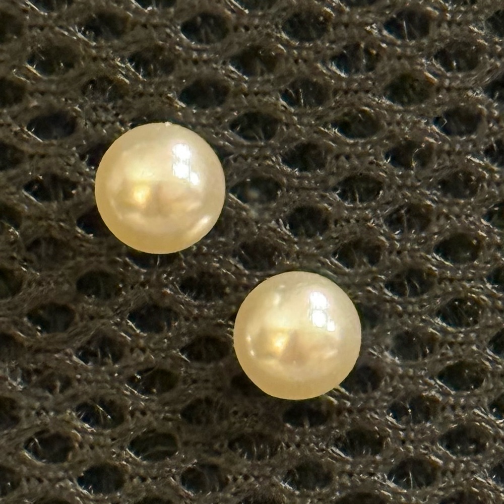 NEW Classic Vintage Style Round Ivory Off White Freshwater Pearls Post Earrings